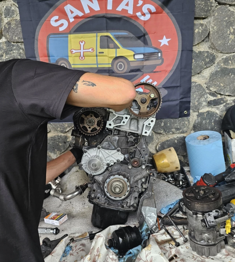 Mecânico da Santa's Garage a trabalhar num carro na Madeira